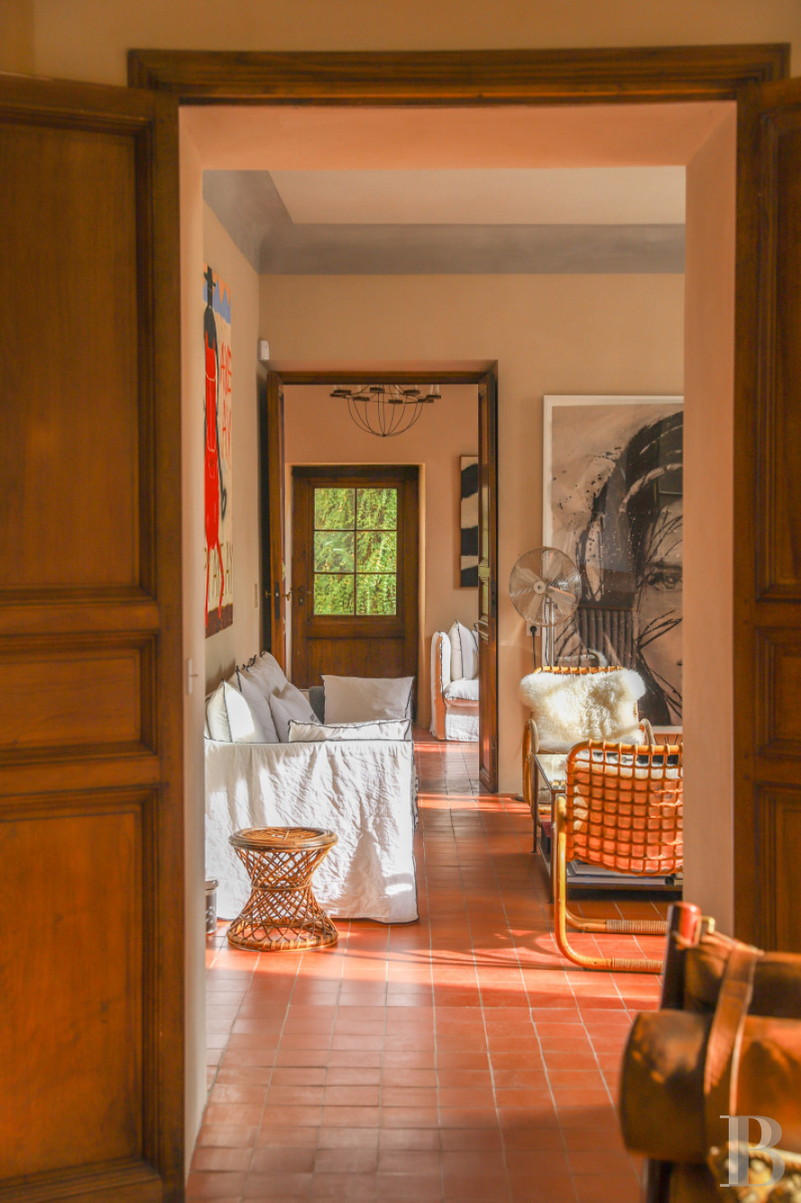 Dans les Alpes-de-Haute-Provence, au sud de Forcalquier, une maison de village traditionnelle et audacieuse - photo  n°10